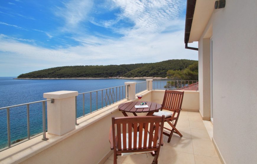 Croatia Korcula Island Beachfront villa with jacuzzi for rent