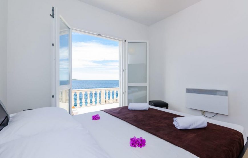 Croatia Dubrovnik area waterfront Villa with private beach rent
